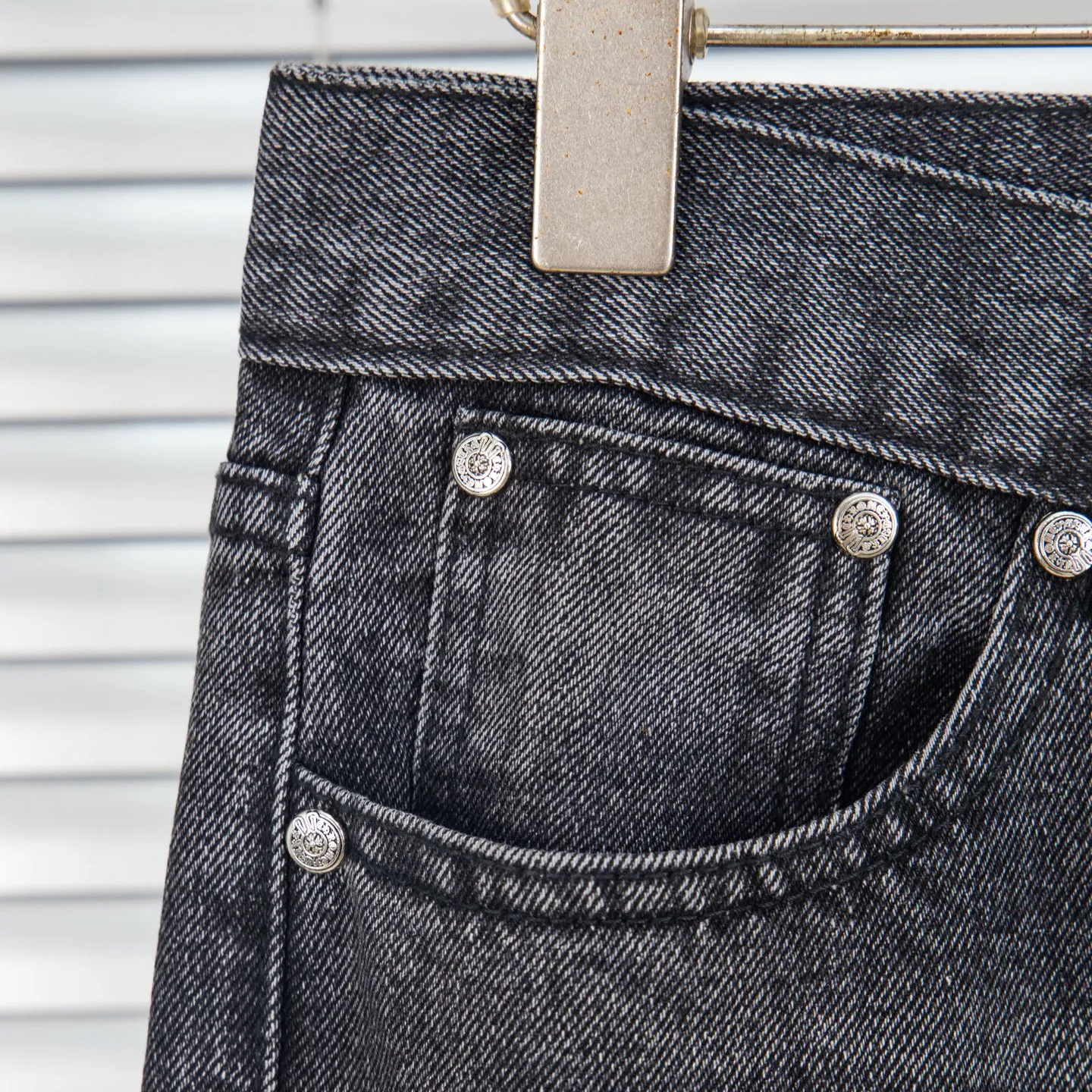 P260 Chrome Hearts Chrome Hearts Jeans Purple Matty Boy Sex Records Rivet Style Work Jeans CH Jeans need to be disassembled and washed before being dismantled and hand-stitched with sheepskin cross leather and then spliced ​​together to complete. The whole piece has too many craftsmanship to explain. The cabinet price is 16W+ level, patchwork cross pattern embellishment, high-waisted washed jeans! ! Absolutely high-end luxury products, 8W+ level god-level items, super popular products, made with top heavy industry, a magic weapon that cannot be missed. About Kroxin This is an extremely luxurious fashion brand, which can also be called the aristocrats of the high street. It has always been an exclusive brand for some hipsters or rich second generation. Compared with ordinary high streets, it is more luxurious and noble. Compared with luxury brands, it has a more fashionable personality and has always been a brand that I have a special liking for. Style number: 1761# Size: 28 30 32 34 36